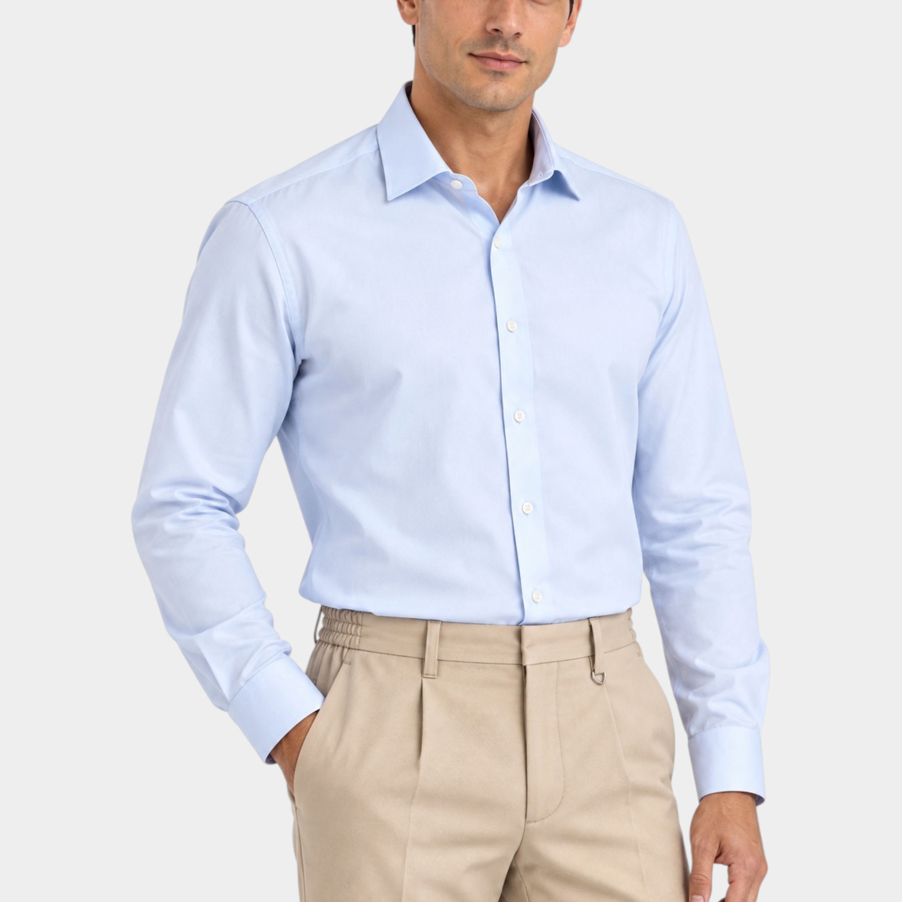 Modello indossa camicia azzurra elasticizzata regular fit Follower SRL con pantaloni beige