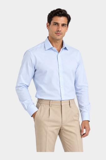 Modello indossa camicia azzurra elasticizzata regular fit Follower SRL con pantaloni beige