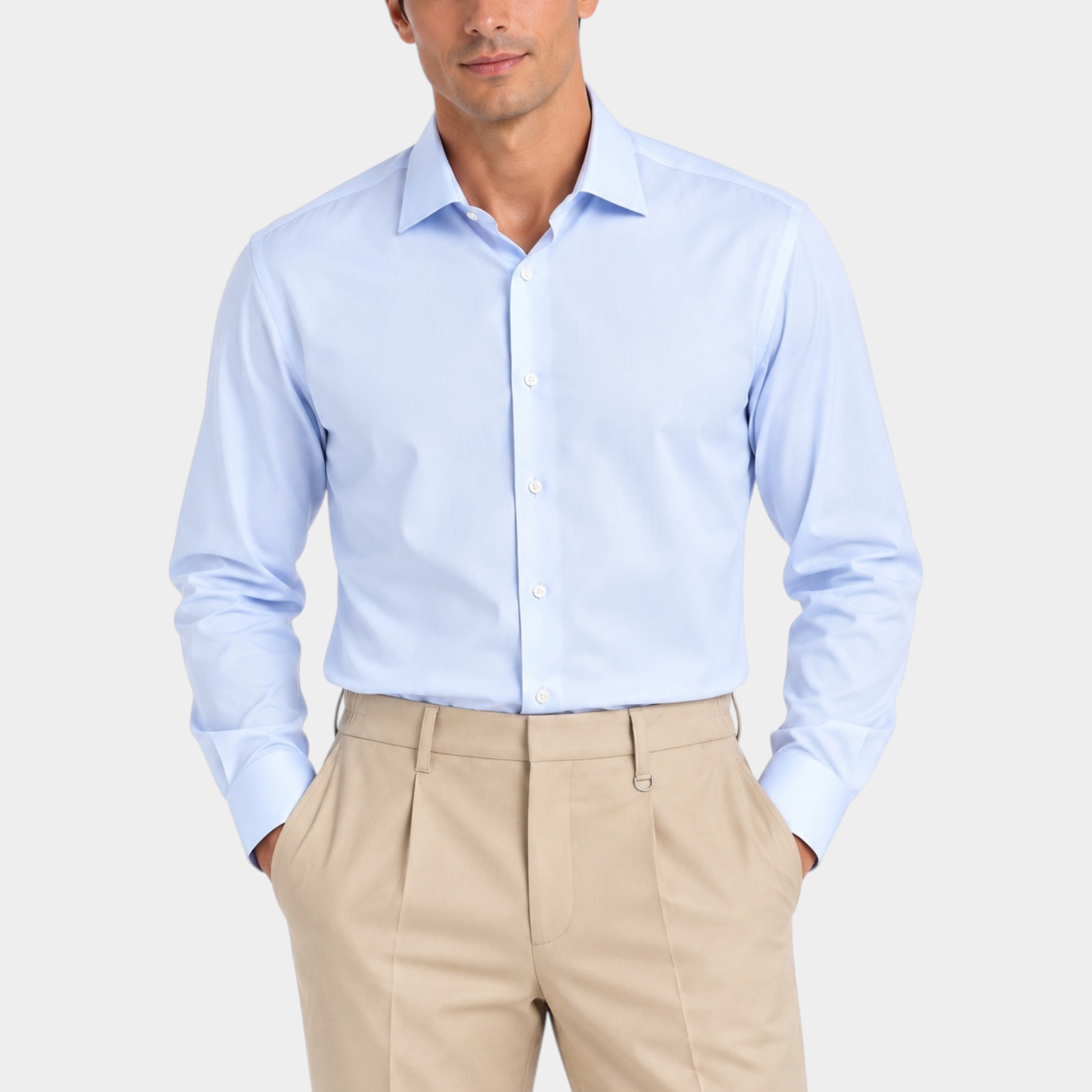 Modello indossa camicia azzurra regular fit super elasticizzata Follower SRL con pantaloni beige