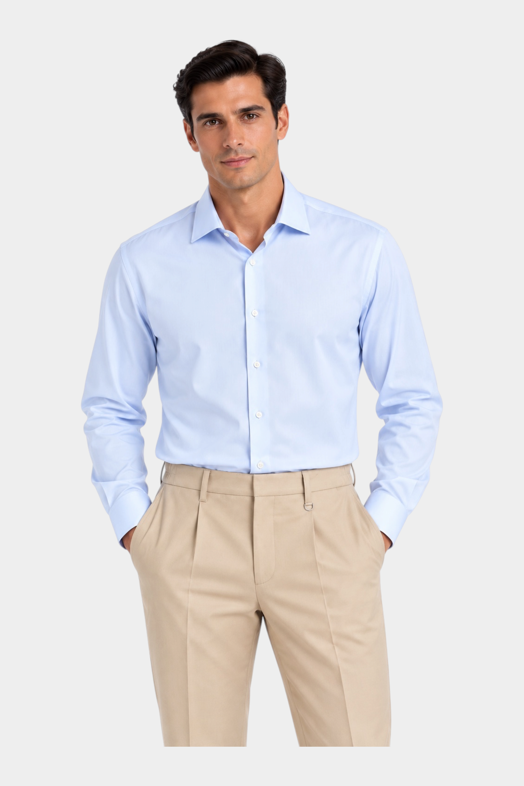 Modello indossa camicia azzurra regular fit super elasticizzata Follower SRL con pantaloni beige