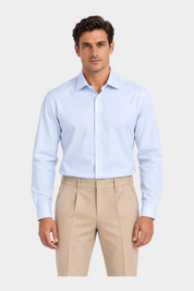 Camicia da uomo azzurra super elasticizzata regular fit di Follower SRL indossata da un modello