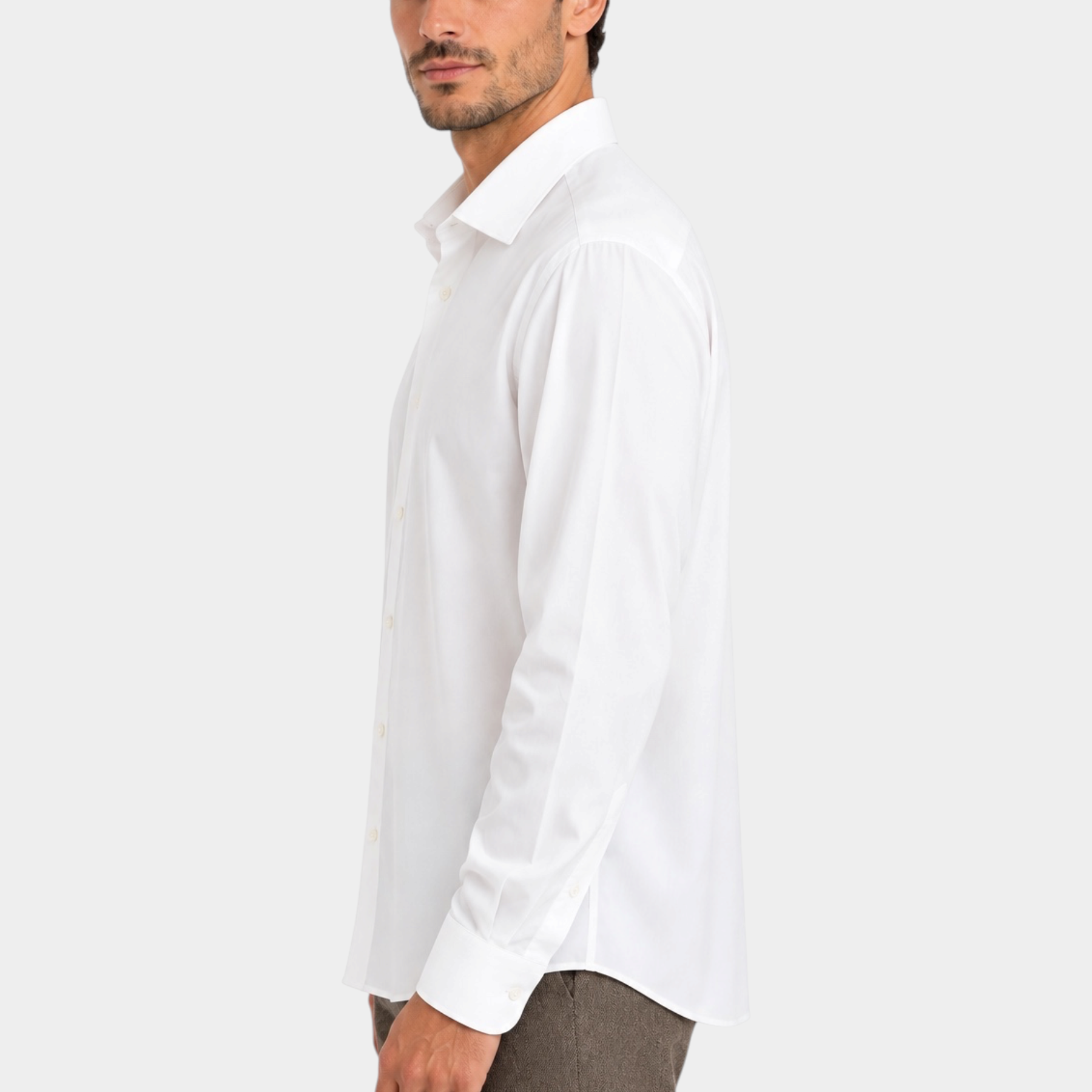 Modello indossa camicia bianca Follower SRL super elasticizzata regular fit con colletto classico, vista laterale