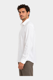 Modello indossa camicia bianca Follower SRL super elasticizzata regular fit con colletto classico, vista laterale