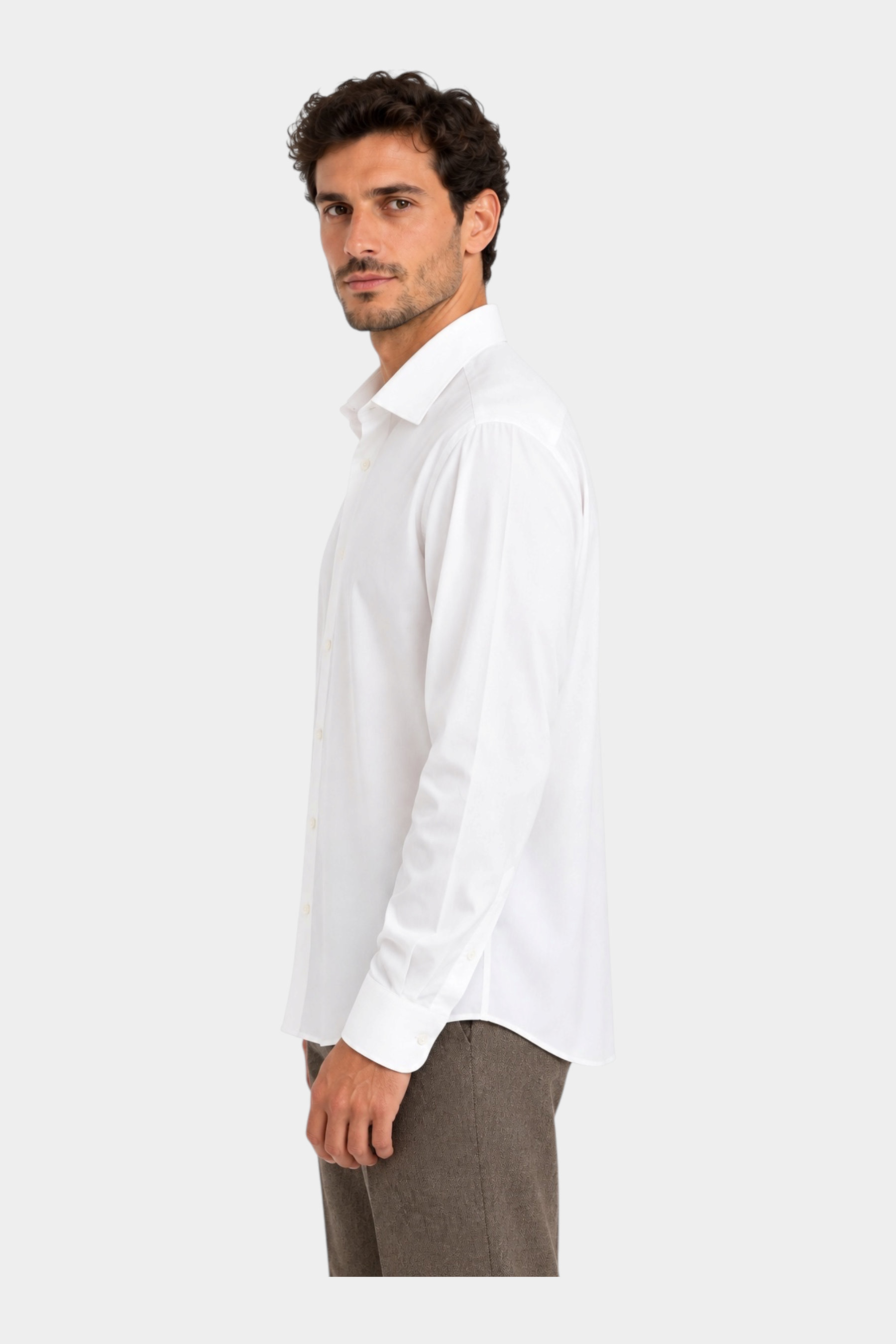 Modello indossa camicia bianca Follower SRL super elasticizzata regular fit con colletto classico, vista laterale
