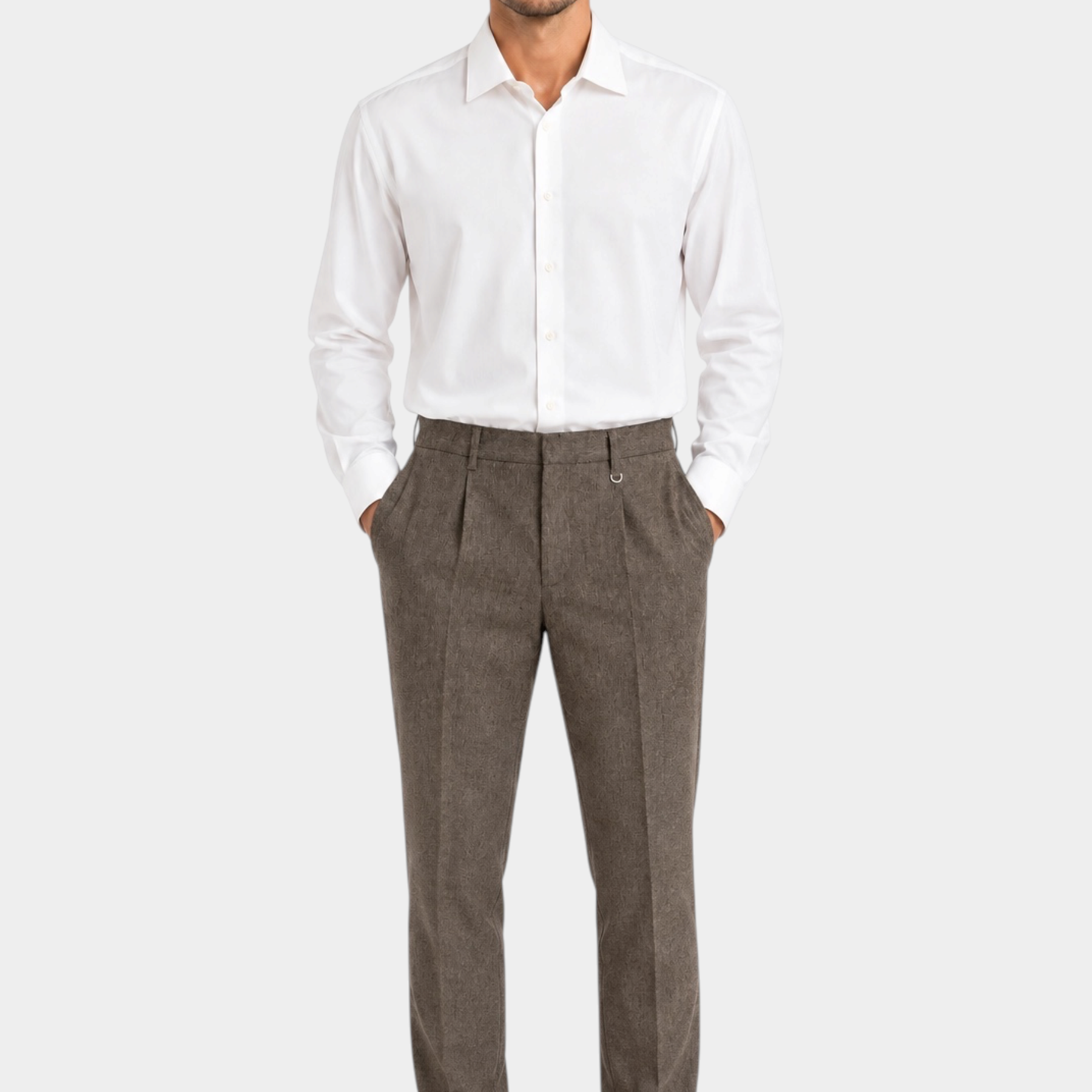 Modello indossa camicia bianca super elasticizzata regular fit IMPERIAL di Follower SRL con pantaloni marroni