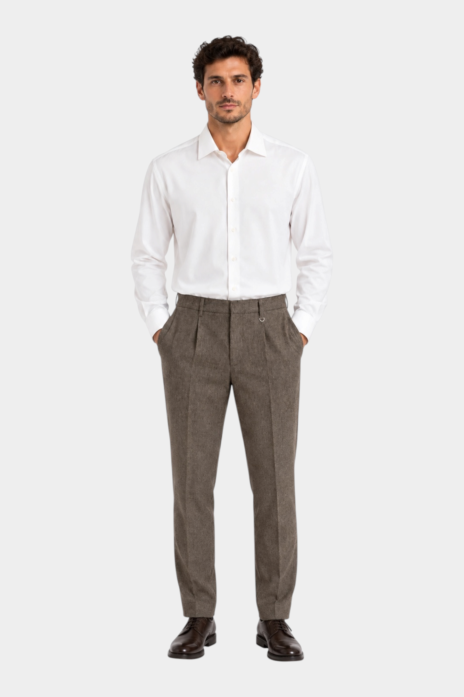 Modello indossa camicia bianca super elasticizzata regular fit IMPERIAL di Follower SRL con pantaloni marroni
