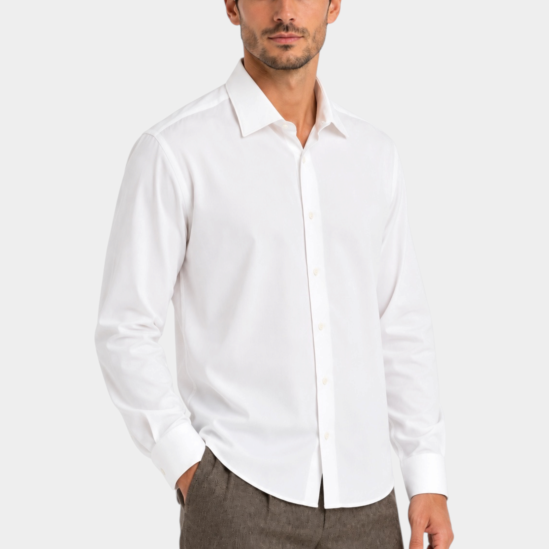 Modello indossa camicia bianca super elasticizzata regular fit di Follower SRL con colletto classico