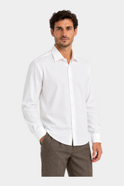 Modello indossa camicia bianca super elasticizzata regular fit di Follower SRL con colletto classico