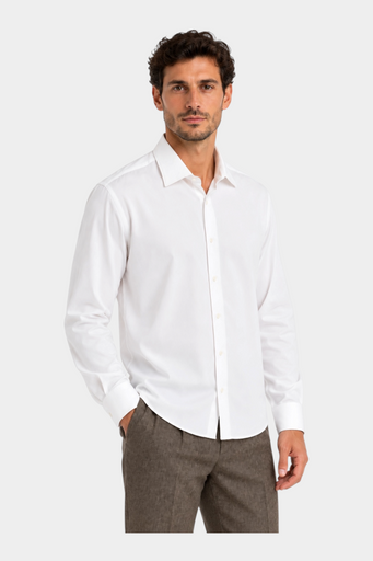 Modello indossa camicia bianca super elasticizzata regular fit di Follower SRL con colletto classico