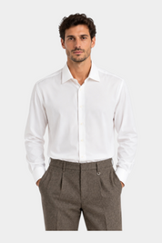 Modello indossa camicia bianca Imperial super elasticizzata regular fit con colletto classico su pantaloni marroni