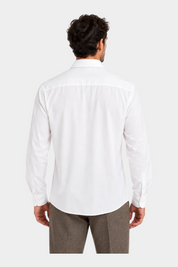 Vista posteriore di un uomo che indossa una camicia bianca super elasticizzata regular fit di Follower SRL