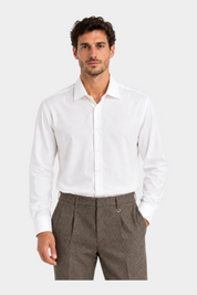 Modello indossa camicia bianca Imperial da uomo in tessuto super elasticizzato con vestibilità regular fit