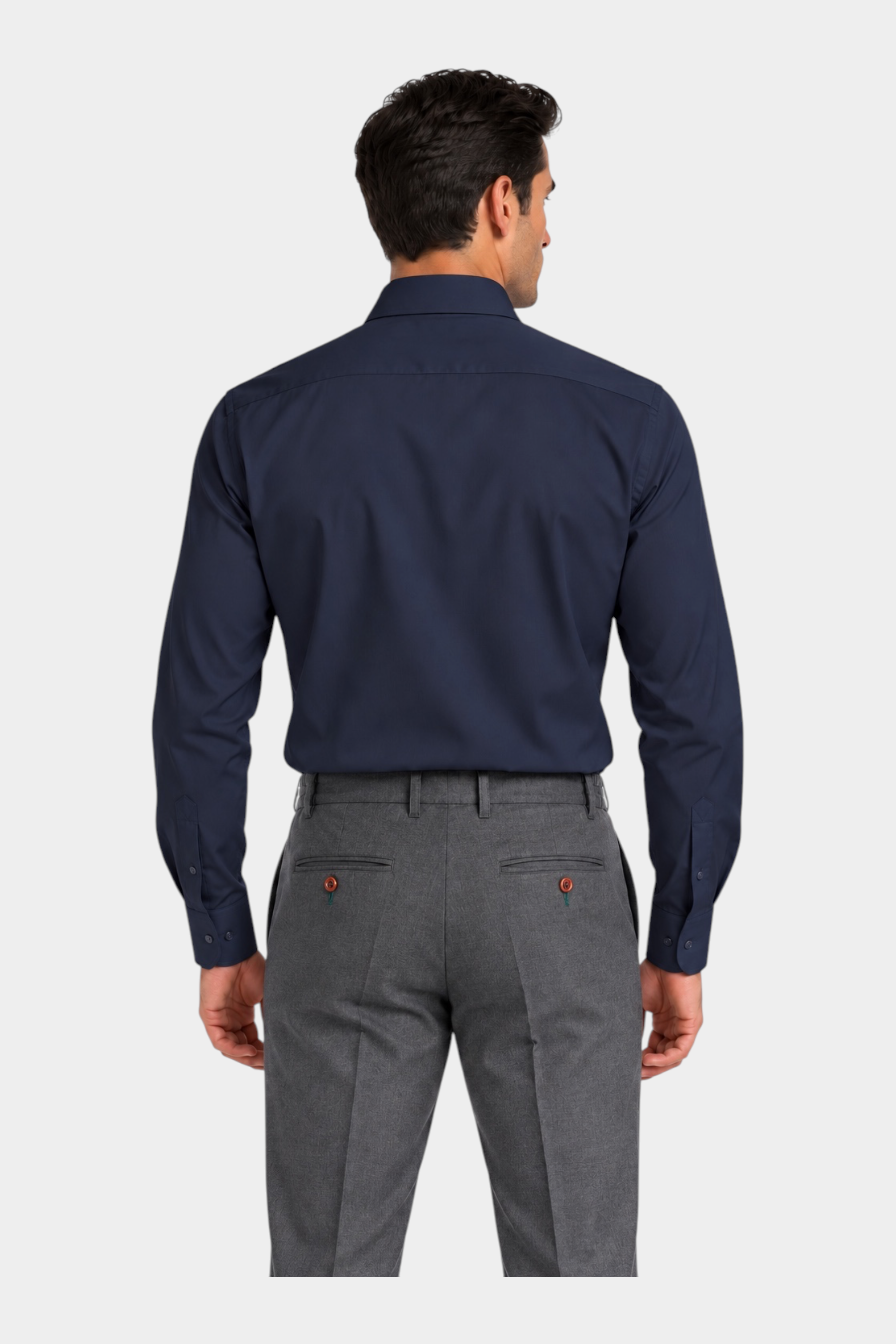 Vista posteriore di un uomo che indossa una camicia blu super elasticizzata regular fit di Follower SRL con pantaloni