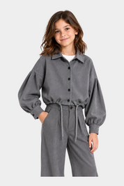 Bambina indossa camicia over crop grigia di Follower SRL con maniche a palloncino e coulisse in vita