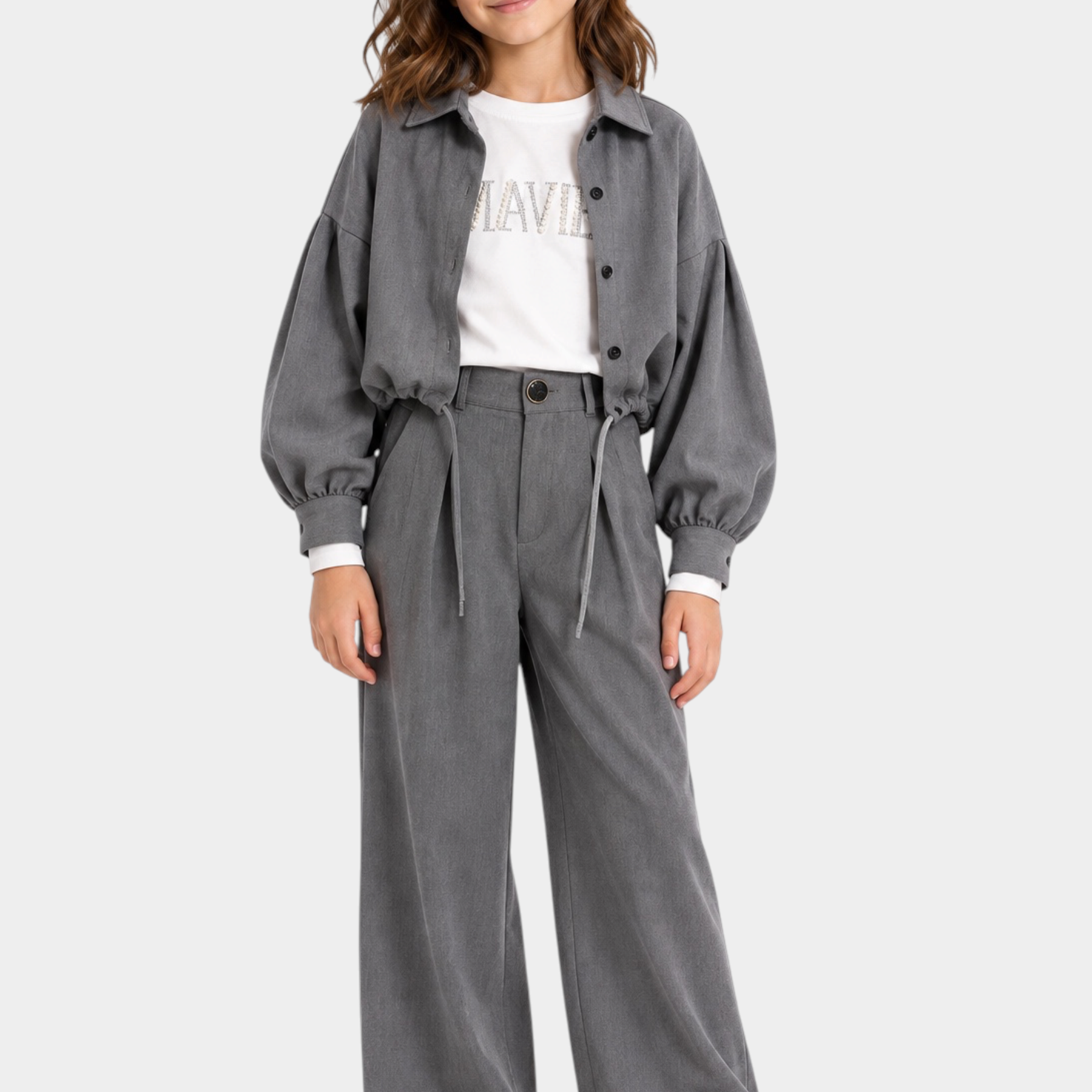 Bambina indossa camicia over crop grigia Follower SRL con pantaloni a gamba larga abbinati e t-shirt bianca