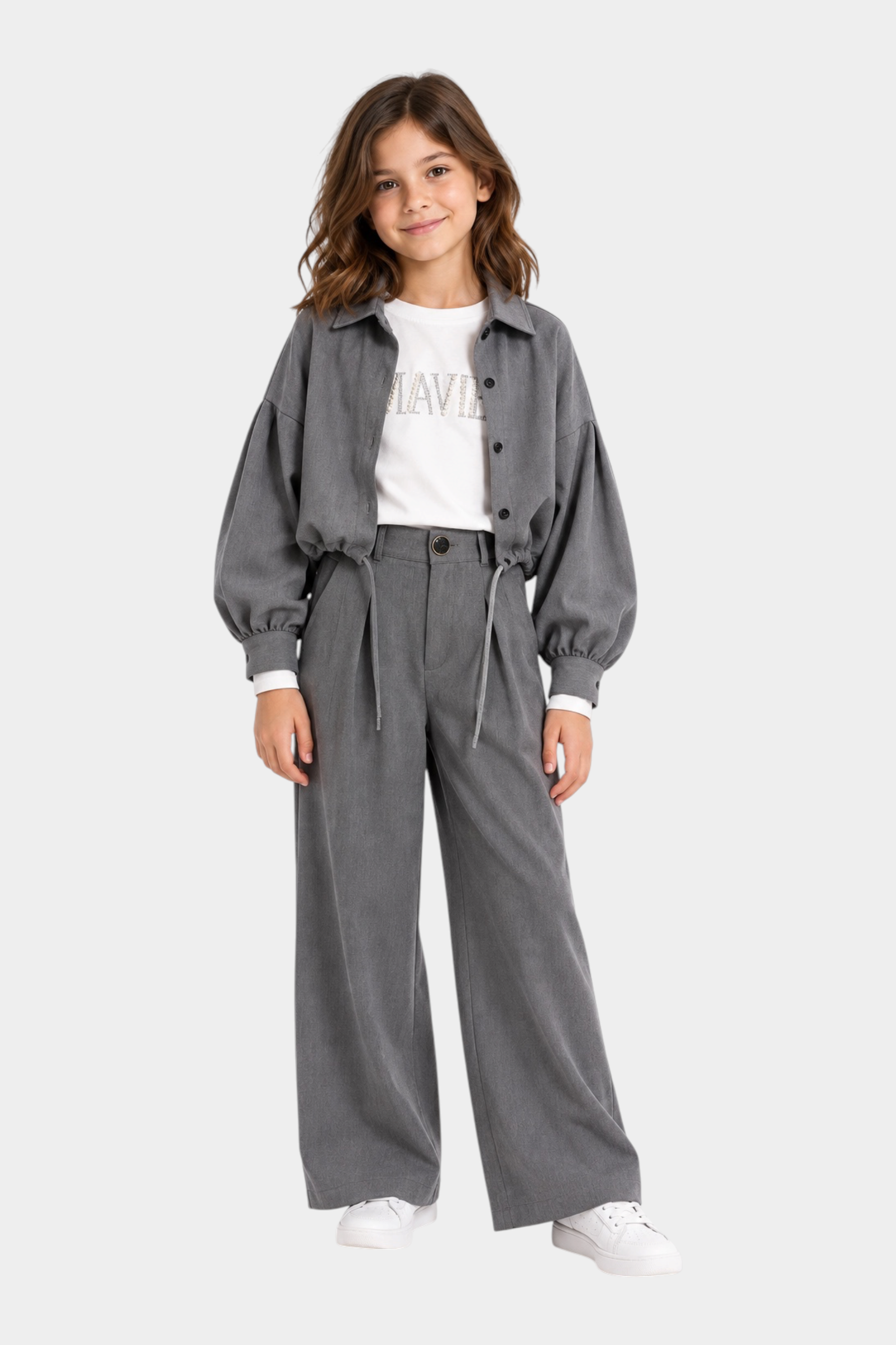 Bambina indossa camicia over crop grigia Follower SRL con pantaloni a gamba larga abbinati e t-shirt bianca