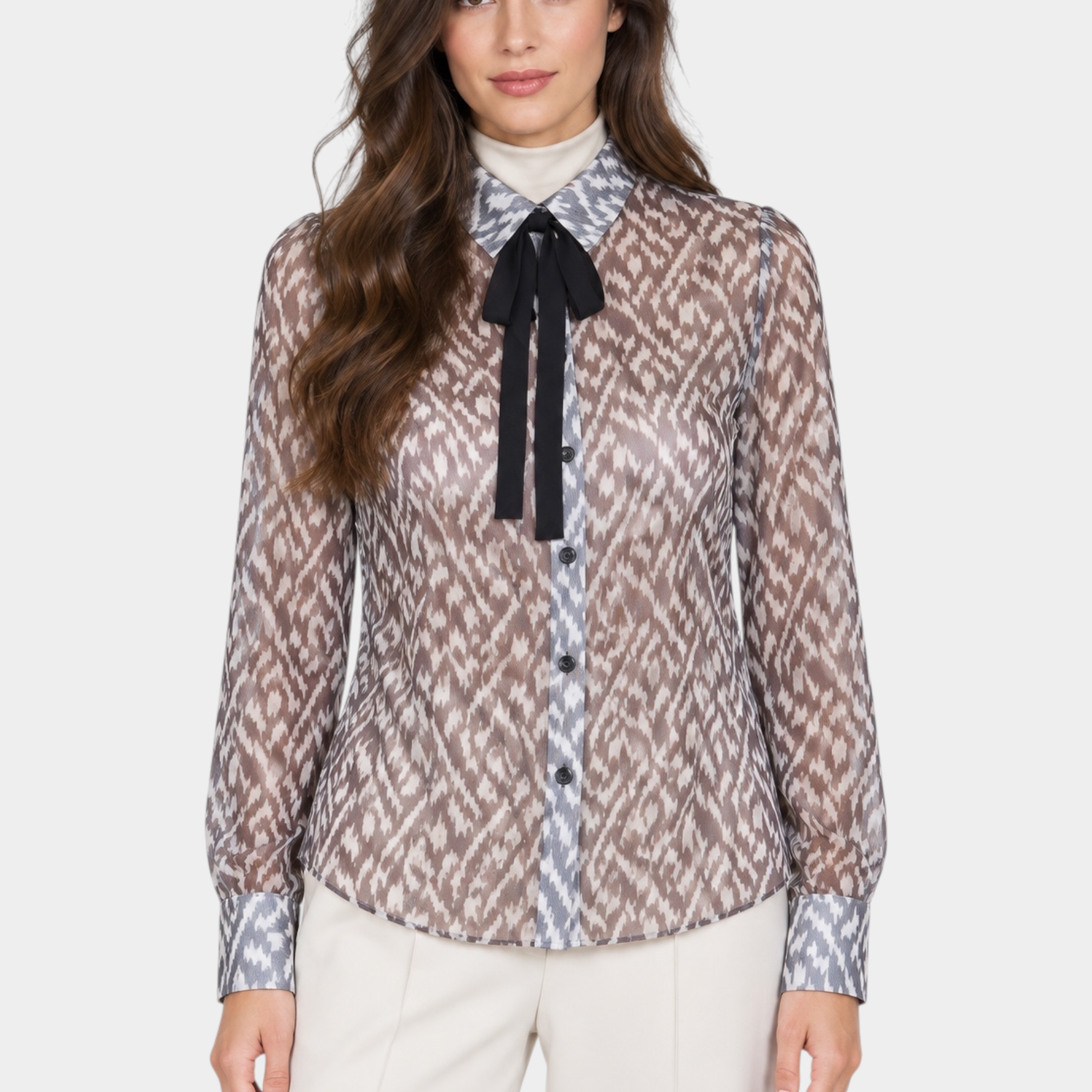 Modella indossa camicia Follower SRL nera e grigia con motivo geometrico, colletto a contrasto e fiocco nero al collo
