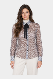 Modella indossa camicia Follower SRL nera e grigia con motivo geometrico, colletto a contrasto e fiocco nero al collo