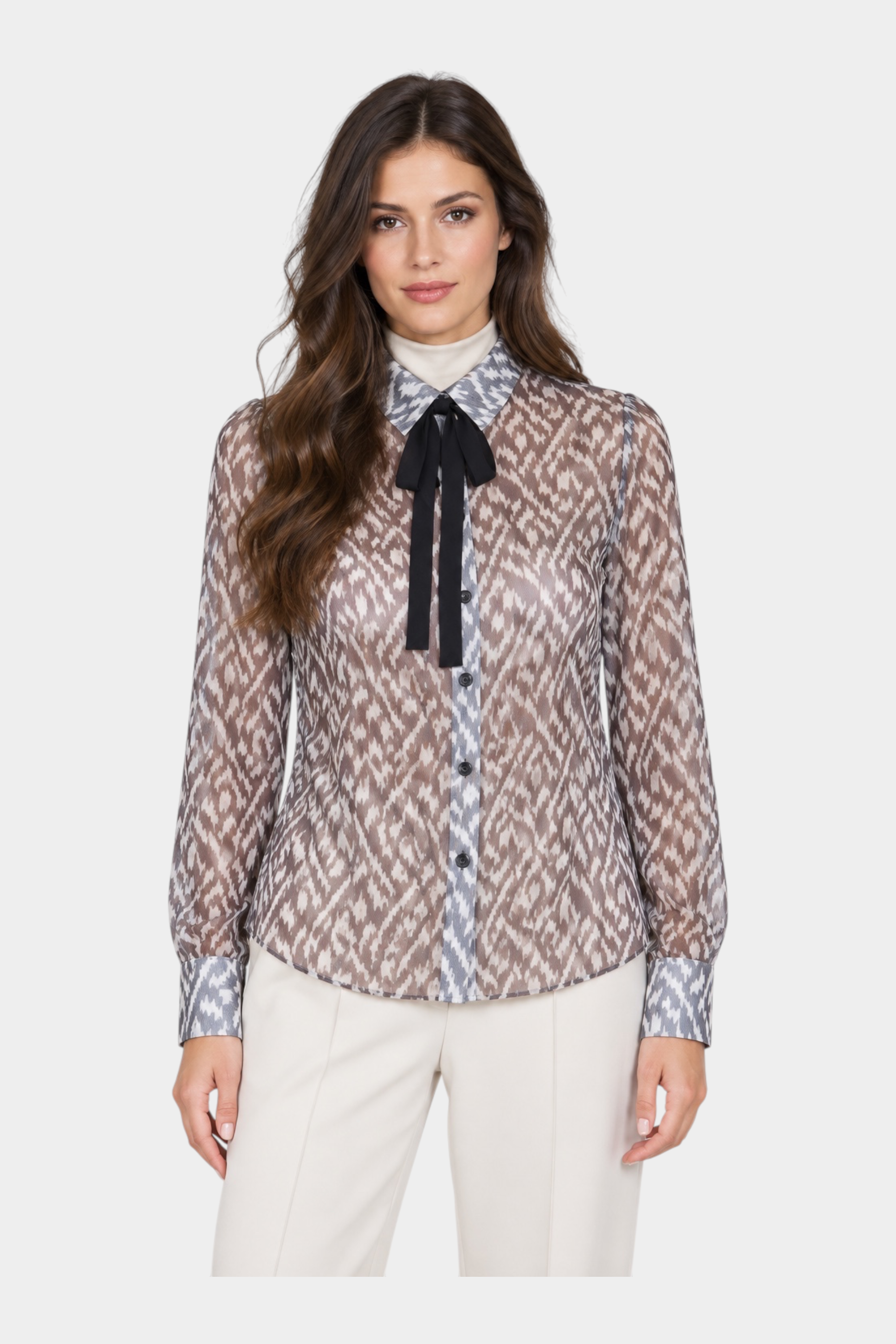 Modella indossa camicia Follower SRL nera e grigia con motivo geometrico, colletto a contrasto e fiocco nero al collo