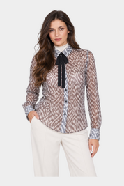 Camicia Follower SRL da donna con fantasia geometrica marrone, colletto a contrasto e fiocco nero al collo