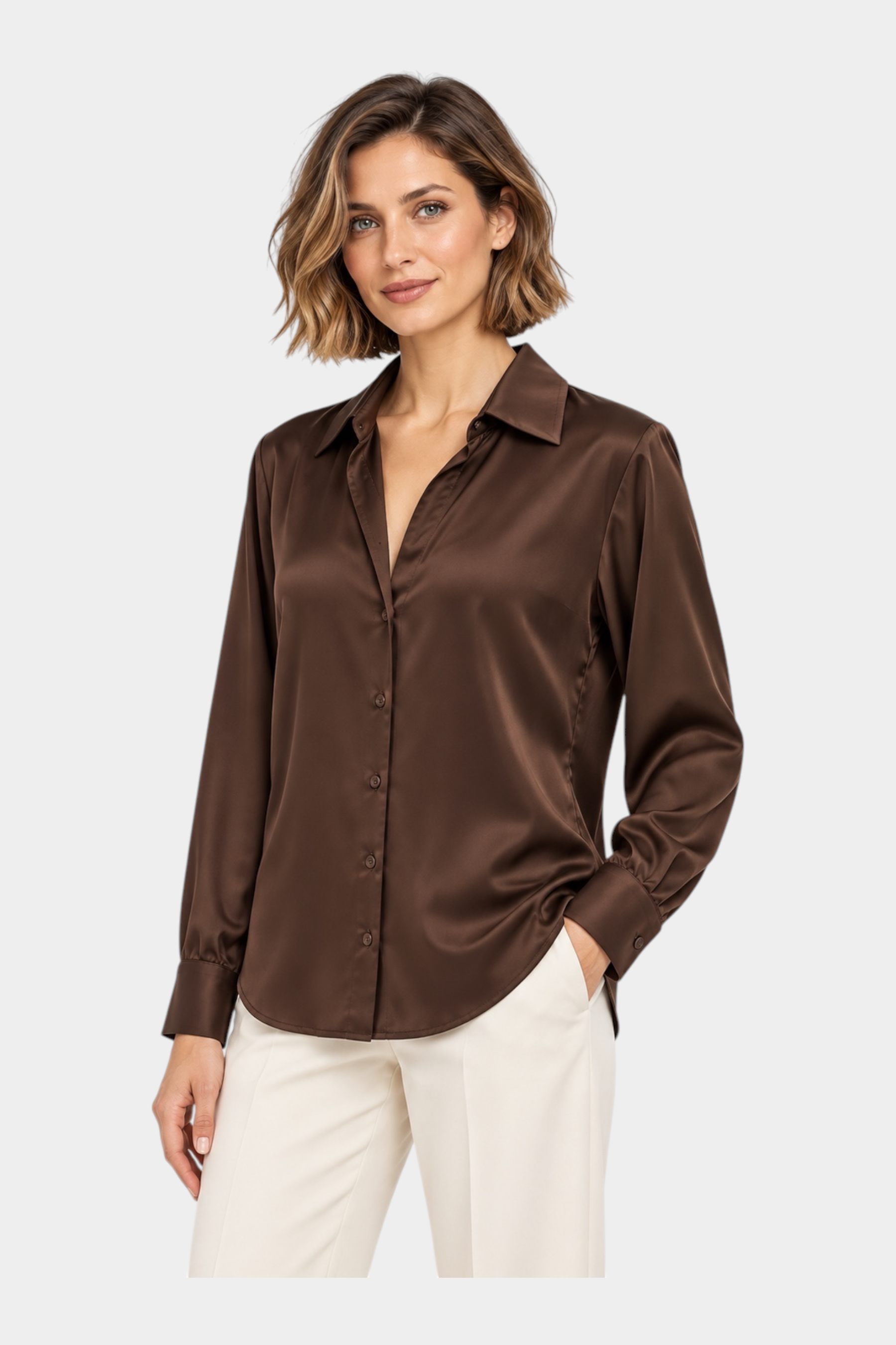 Modella indossa una camicia luxury marrone in raso di Follower SRL con colletto classico e maniche lunghe
