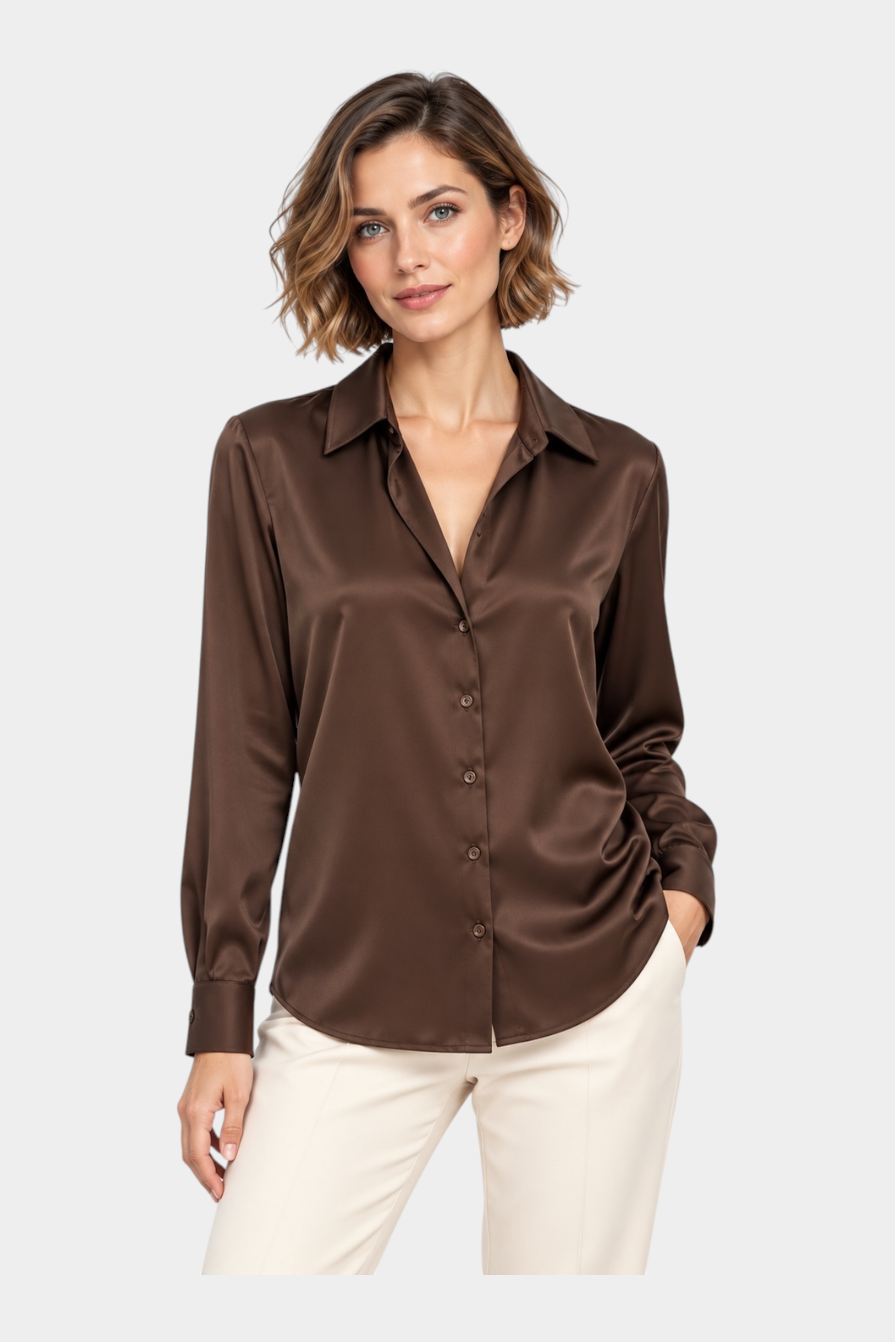 Modella indossa una camicia Follower SRL color marrone in tessuto satinato lucido con colletto classico