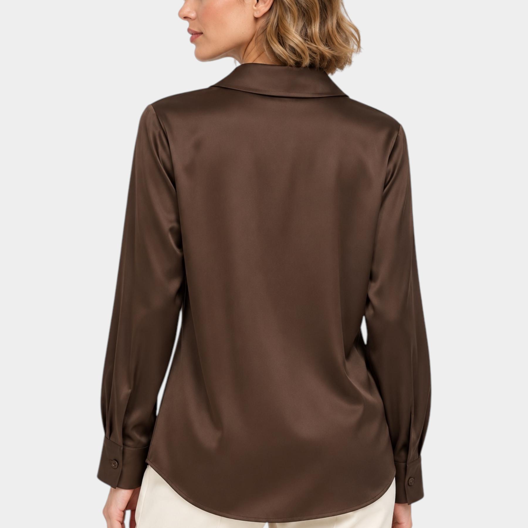 Modella indossa camicia luxury marrone in seta di Follower SRL con colletto classico e maniche lunghe