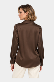 Modella indossa camicia luxury marrone in seta di Follower SRL con colletto classico e maniche lunghe