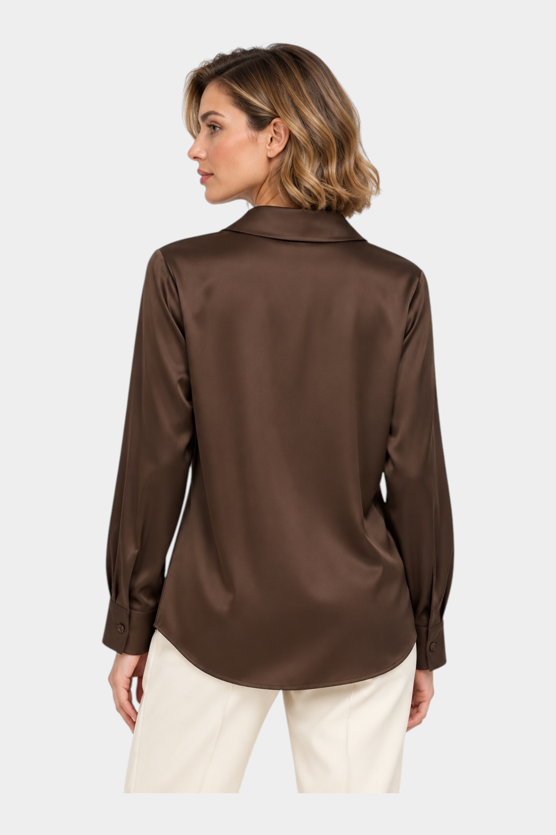 Modella indossa camicia luxury marrone in seta di Follower SRL con colletto classico e maniche lunghe