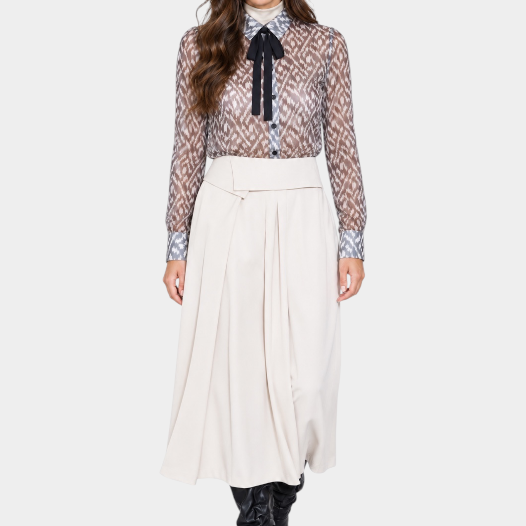 Modella indossa camicia luxury Follower SRL nera trasparente con stampa geometrica e fiocco al collo su gonna midi