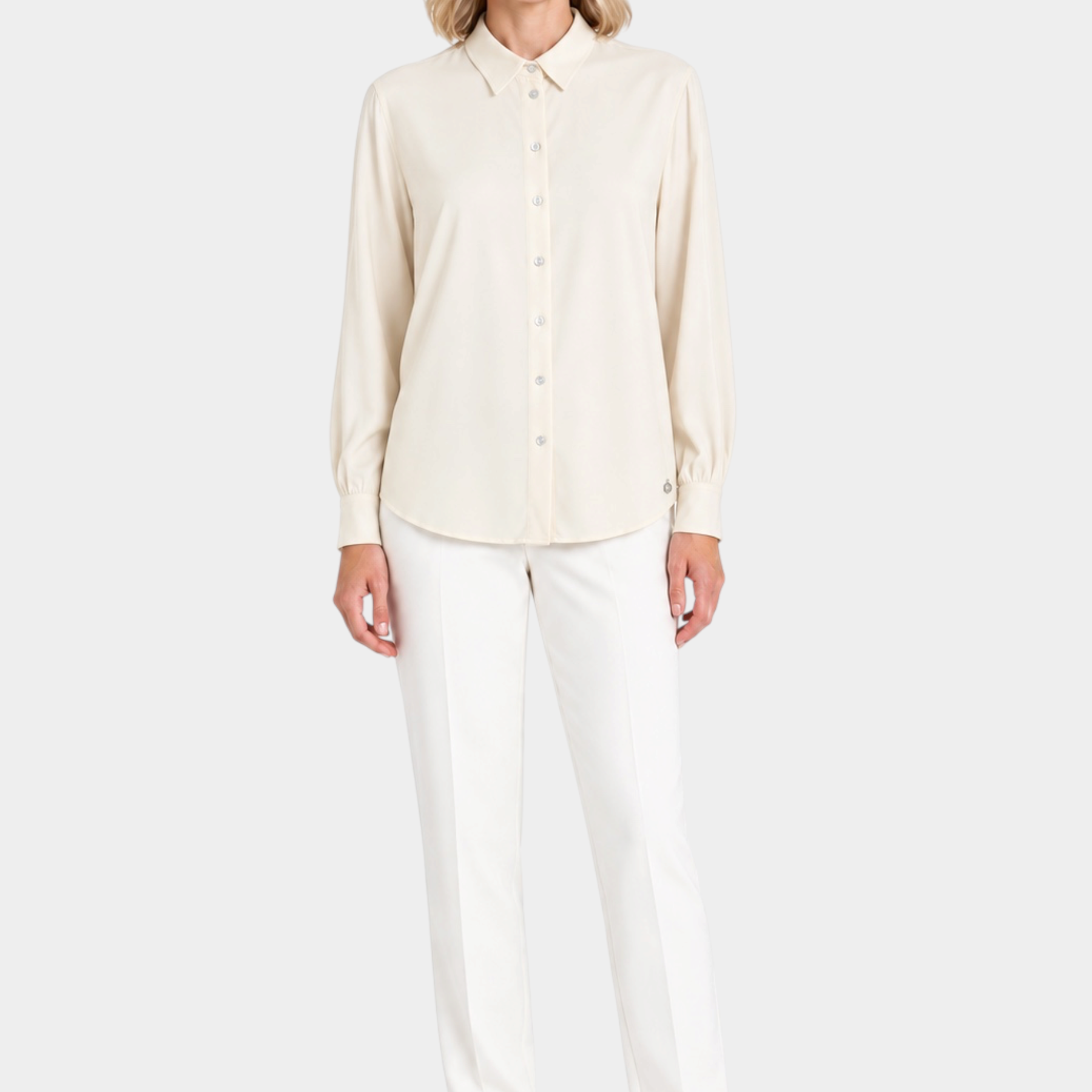 Modella indossa camicia in flanella leggera color avorio di Follower SRL con pantaloni bianchi e sneakers