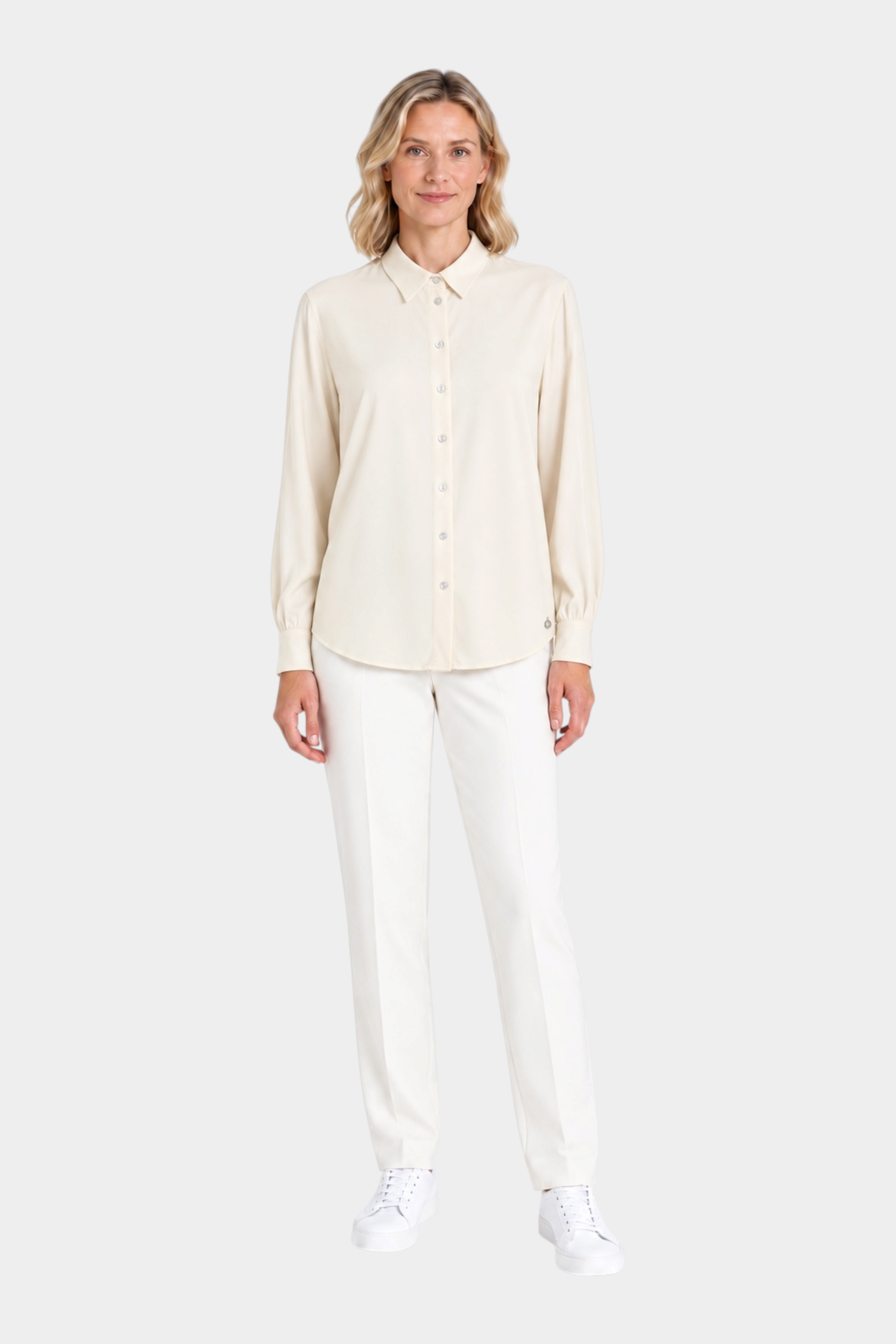 Modella indossa camicia in flanella leggera color avorio di Follower SRL con pantaloni bianchi e sneakers