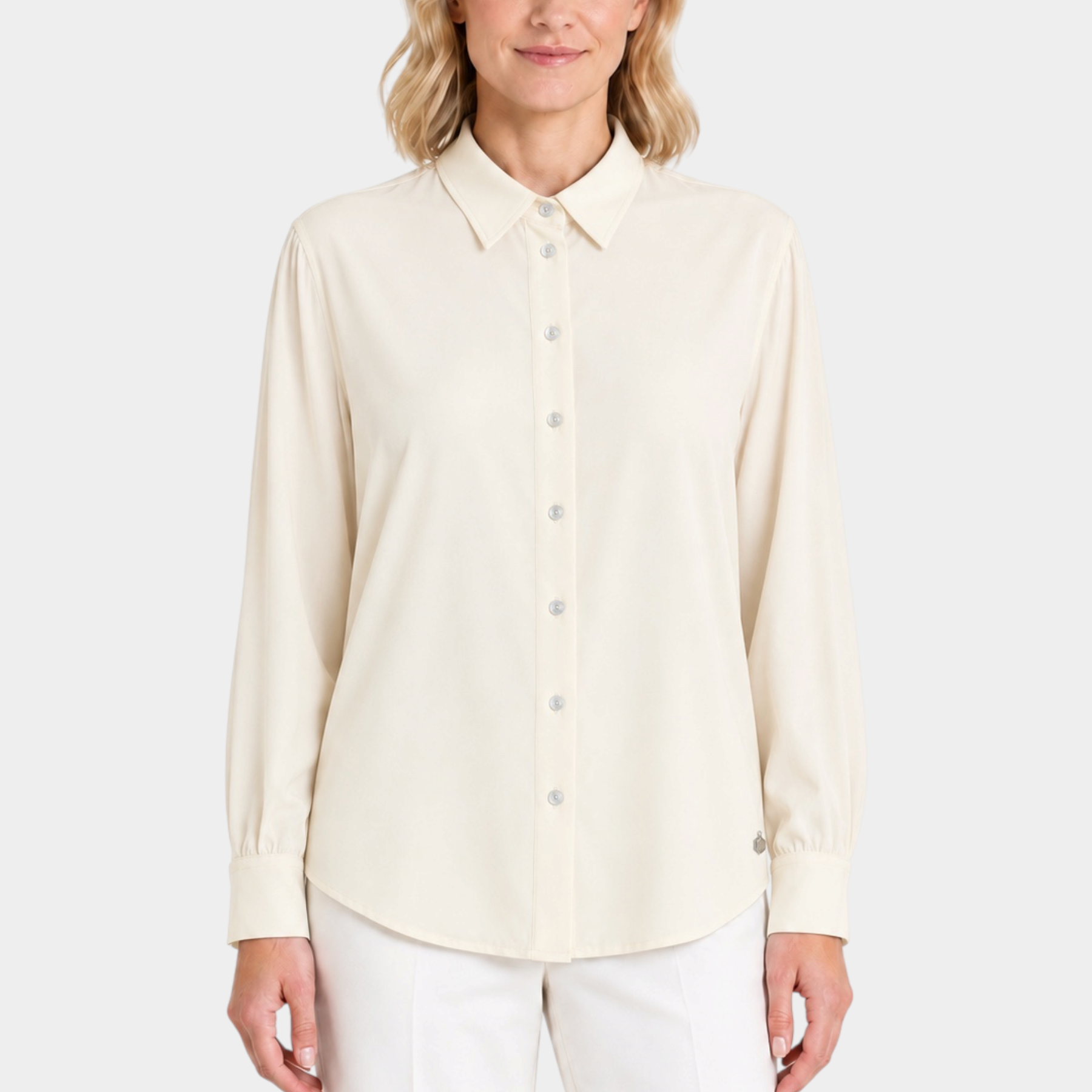 Modella indossa camicia Follower SRL in flanella leggera color avorio con colletto classico e maniche lunghe