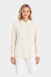 Modella indossa camicia Follower SRL in flanella leggera color avorio con colletto classico e maniche lunghe