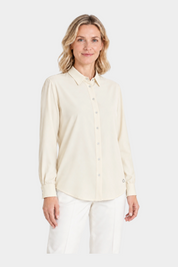 Modella indossa camicia in flanella leggera color avorio di Follower SRL con colletto classico e maniche lunghe
