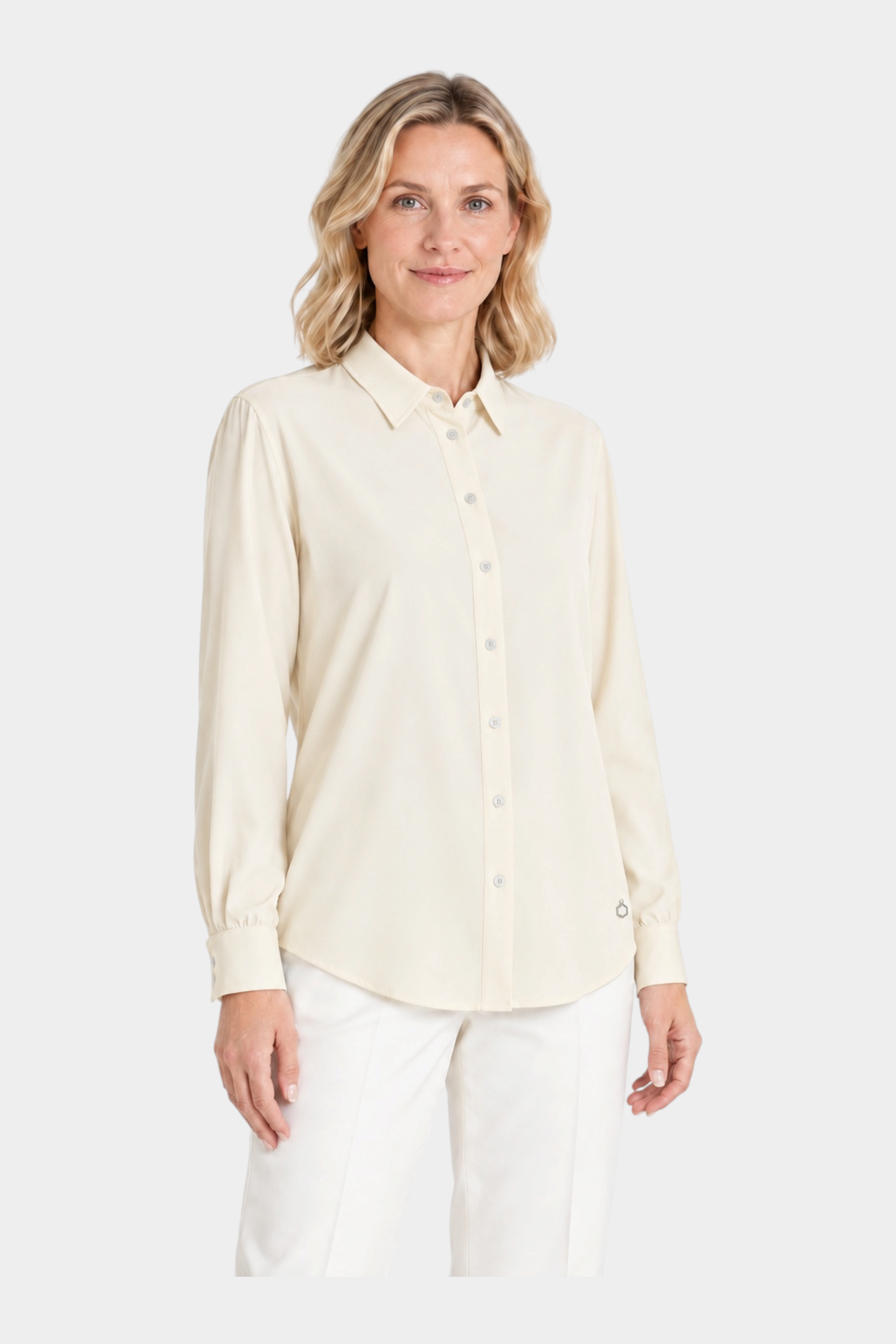 Modella indossa camicia in flanella leggera color avorio di Follower SRL con colletto classico e maniche lunghe
