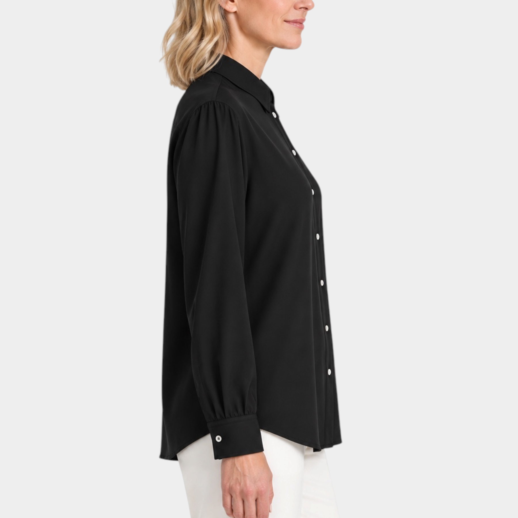 Modella indossa camicia nera in flanella leggera Follower SRL con maniche lunghe e colletto classico