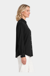 Modella indossa camicia nera in flanella leggera Follower SRL con maniche lunghe e colletto classico