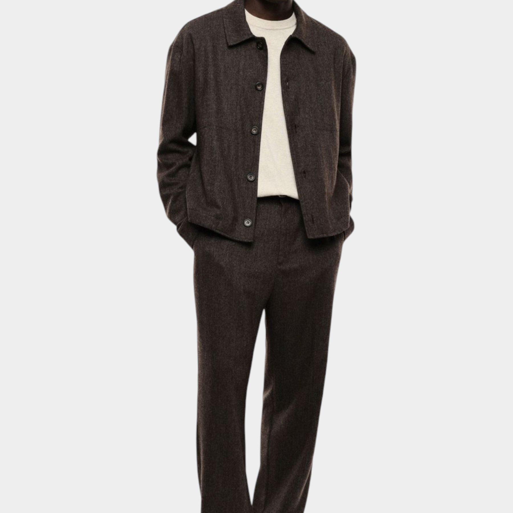 Modello indossa camicia marrone Follower SRL con colletto ampio e bottoni sopra maglia chiara e pantaloni abbinati