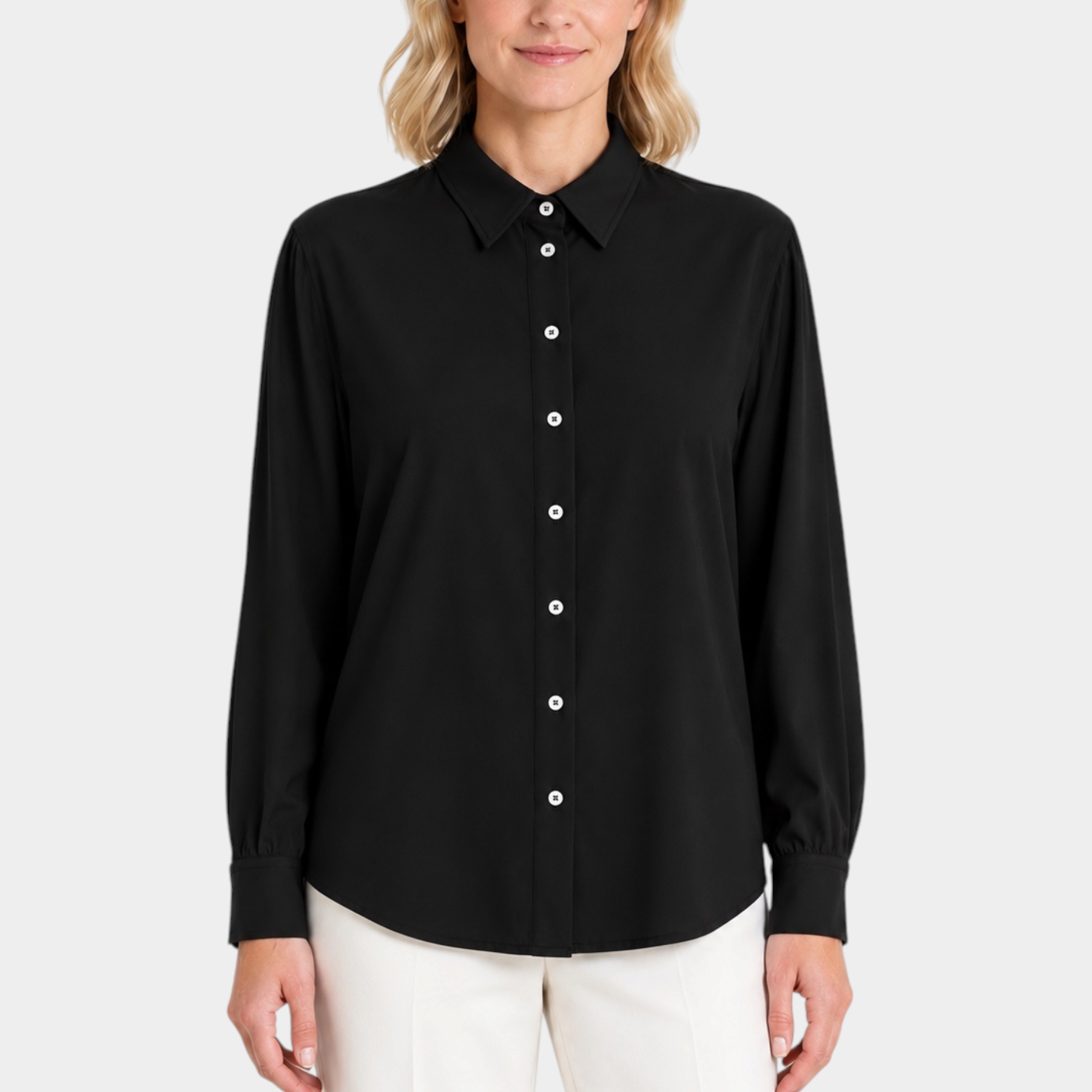 Modella indossa camicia nera in flanella leggera Follower SRL con colletto classico e bottoni bianchi a contrasto