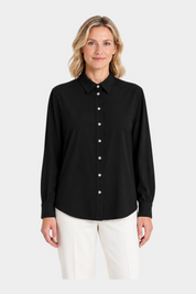 Modella indossa camicia nera in flanella leggera Follower SRL con colletto classico e bottoni bianchi a contrasto