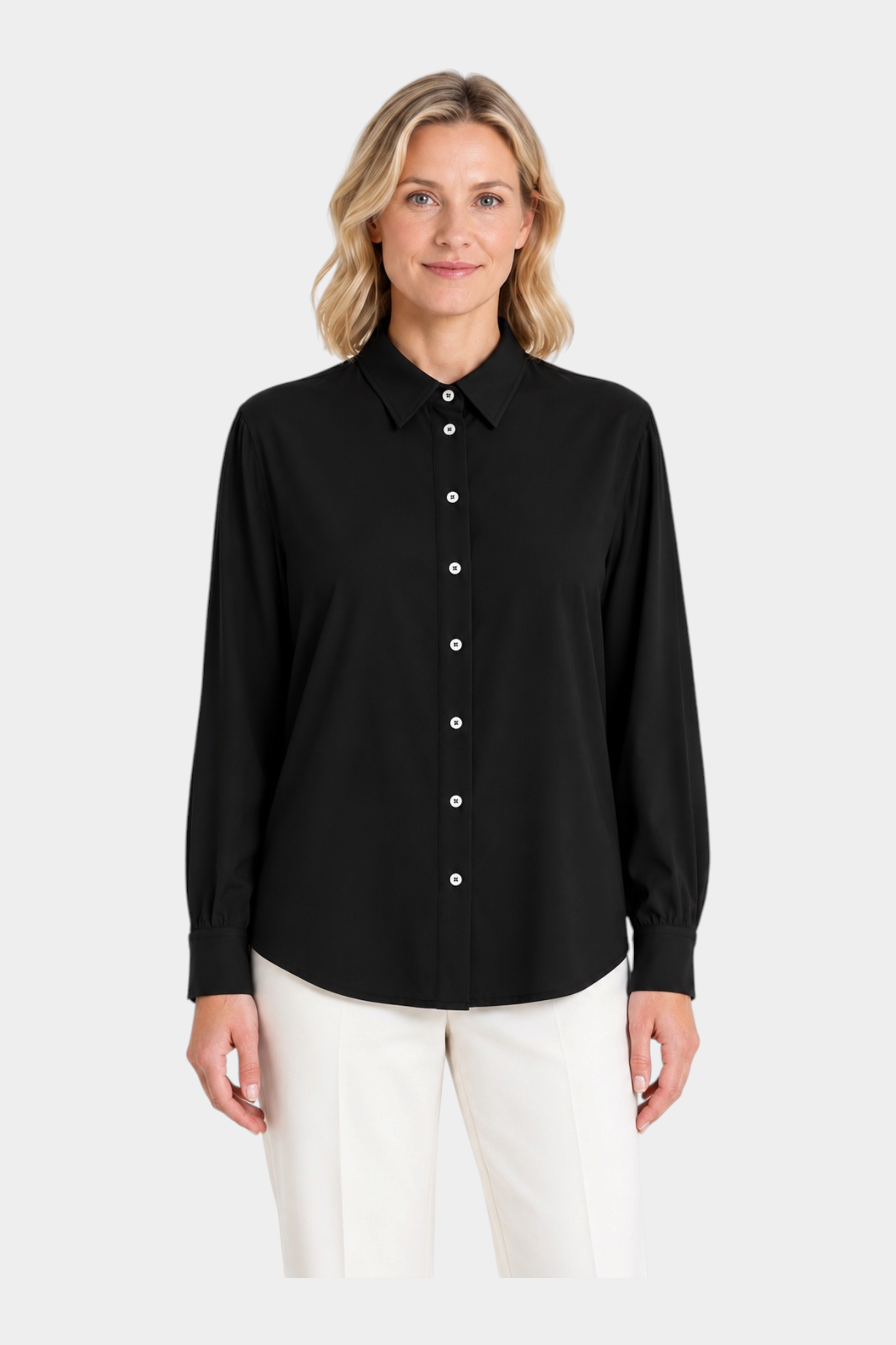 Modella indossa camicia nera in flanella leggera Follower SRL con colletto classico e bottoni bianchi a contrasto