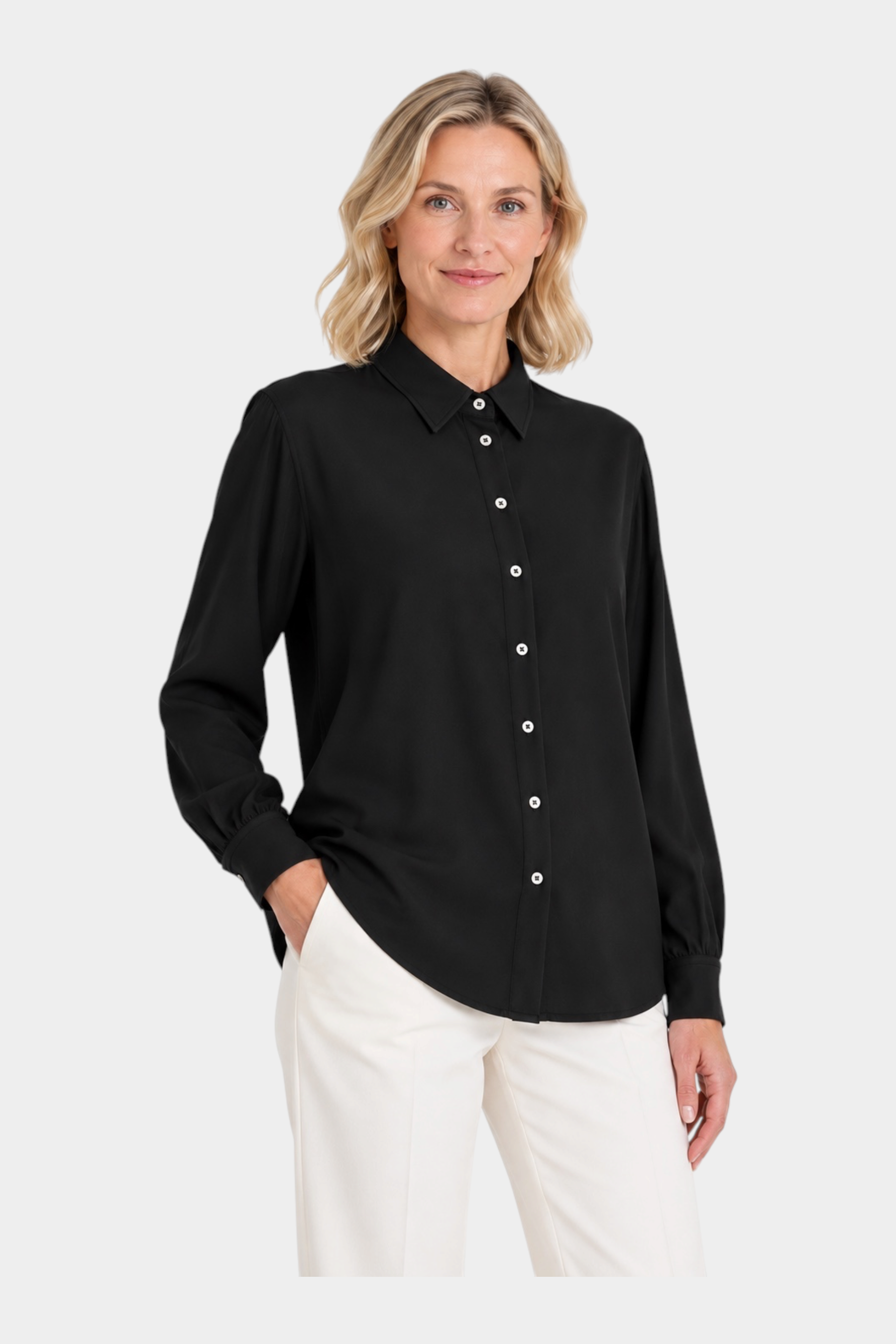 Modella indossa camicia nera in flanella leggera Follower SRL con colletto classico e bottoni a contrasto