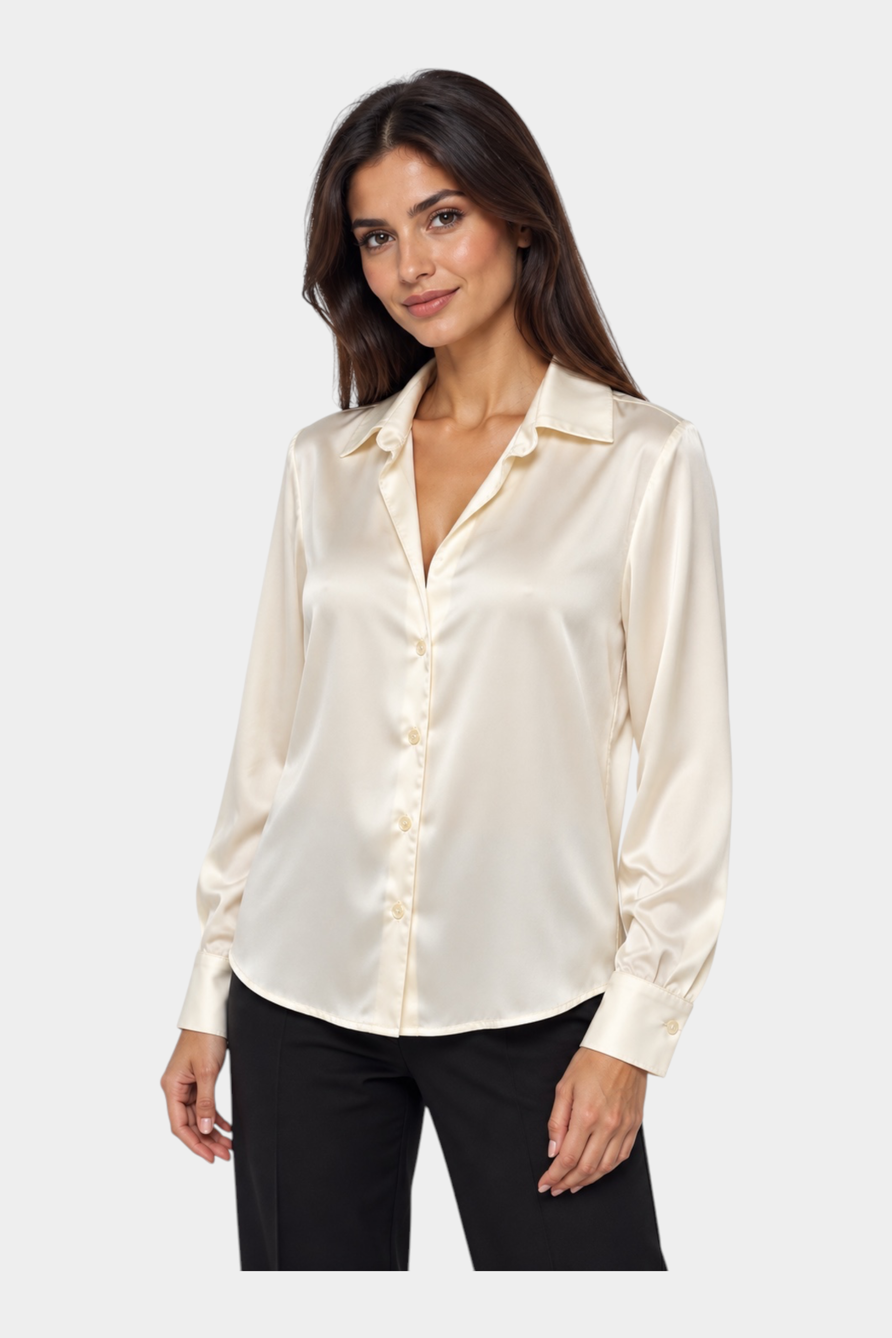 Modella indossa camicia luxury Follower SRL in seta color avorio con colletto classico e bottoni frontali