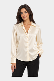 Modella indossa una camicia Follower SRL color avorio in seta lucida con colletto classico e maniche lunghe
