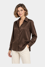 Modella indossa camicia luxury marrone in seta di Follower SRL con colletto classico e maniche lunghe