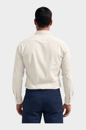 Vista posteriore di una camicia slim Follower SRL color avorio indossata con pantaloni blu scuro