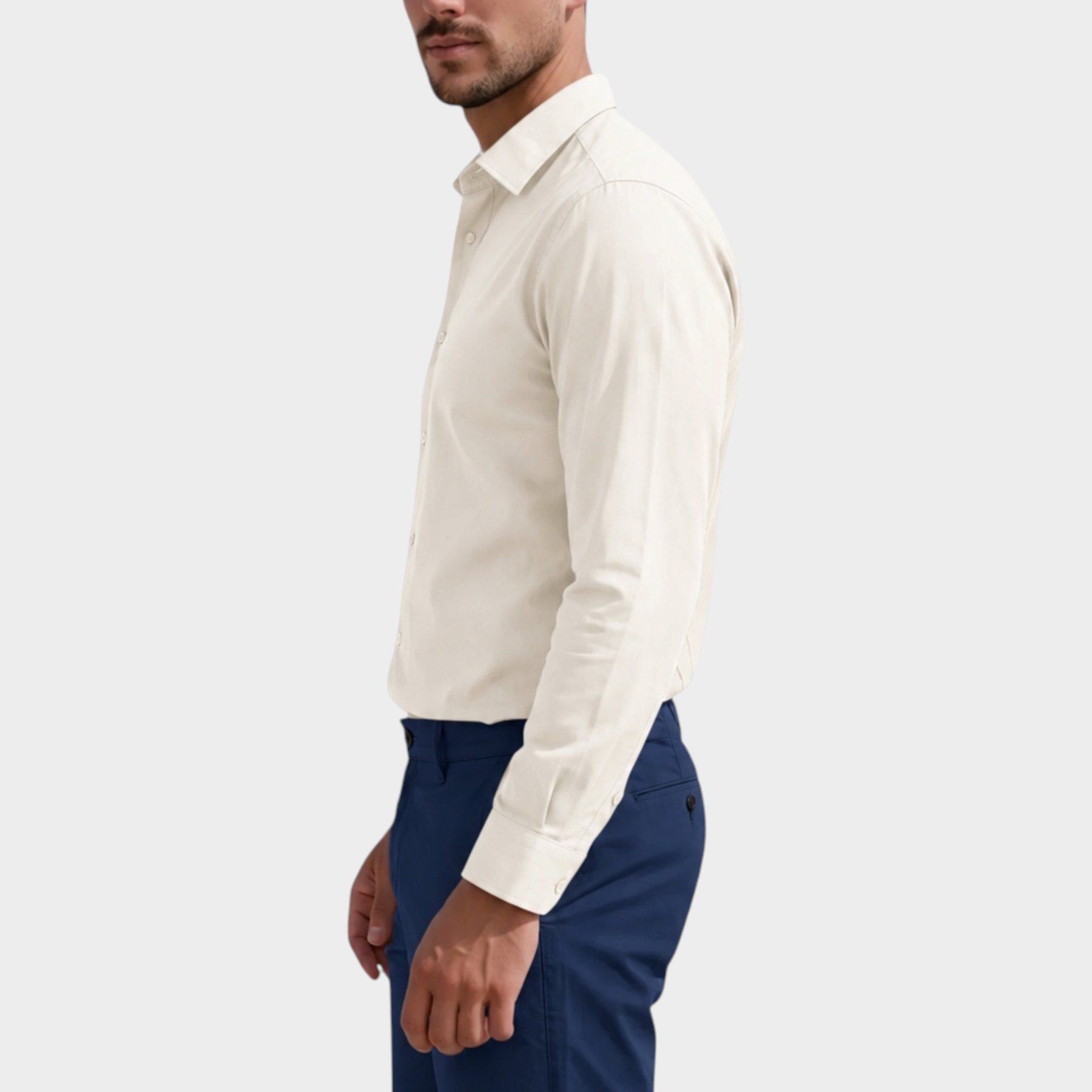 Modello indossa camicia slim avorio MACKTEN di Follower SRL con pantaloncini blu, vista laterale