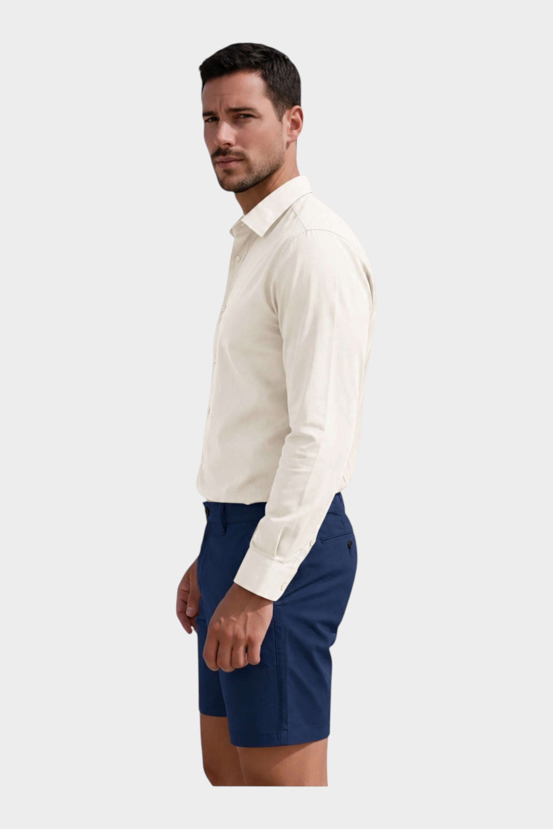 Modello indossa camicia slim avorio MACKTEN di Follower SRL con pantaloncini blu, vista laterale