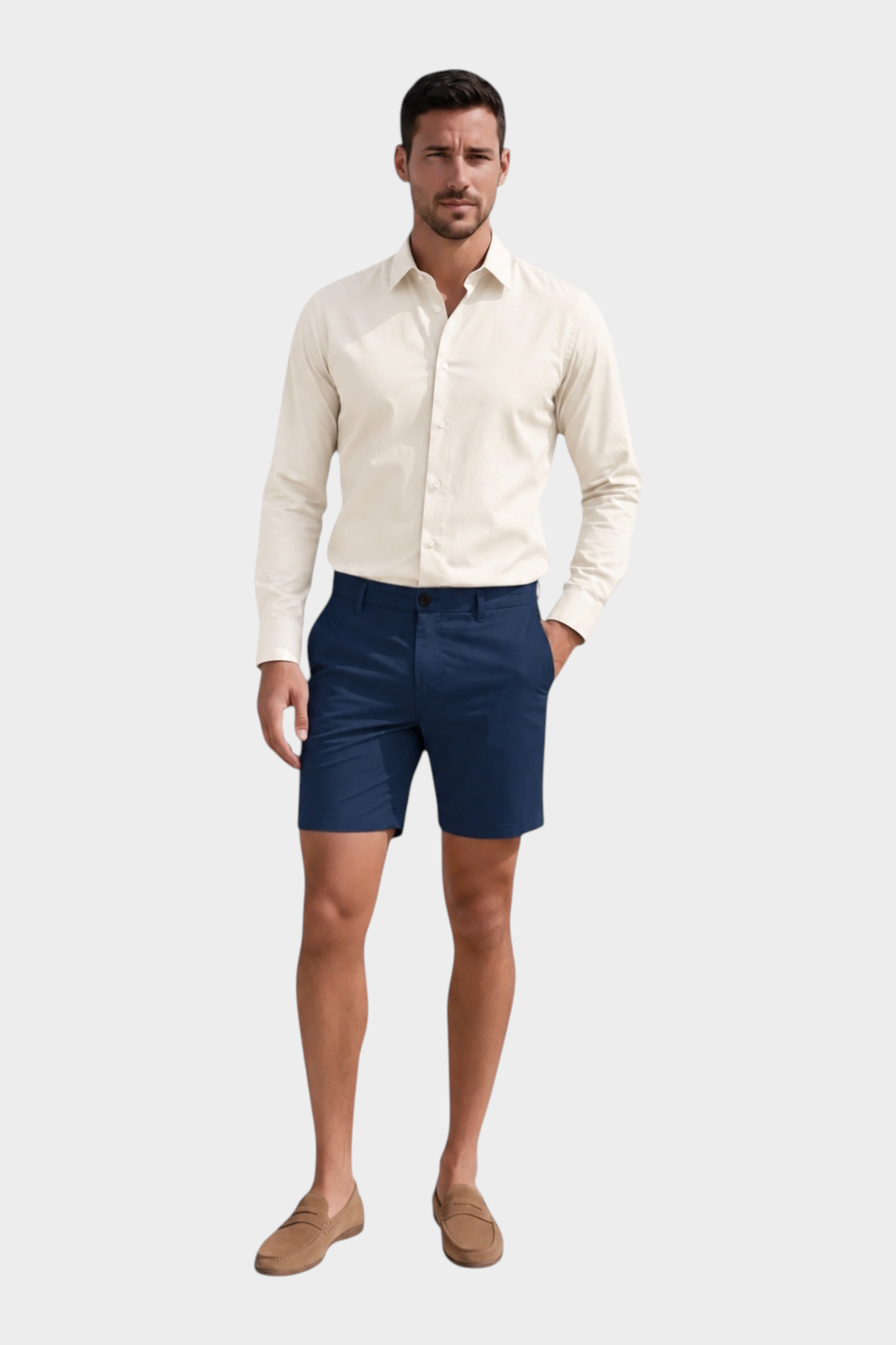 Modello indossa camicia slim avorio Follower SRL con pantaloncini blu e mocassini beige su sfondo bianco